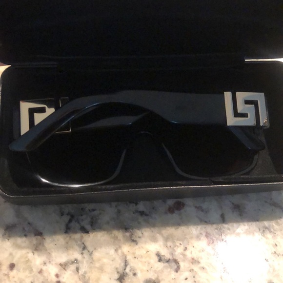 Men’s Versace Polarized Sunglasses - Picture 3 of 10